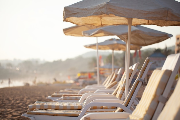 Chaises longues et transats gratuits sur la plage. photo douce et lumineuse