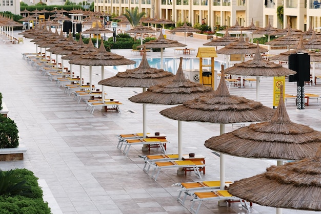 Chaises longues vides et parasols de plage à l'hôtel resort