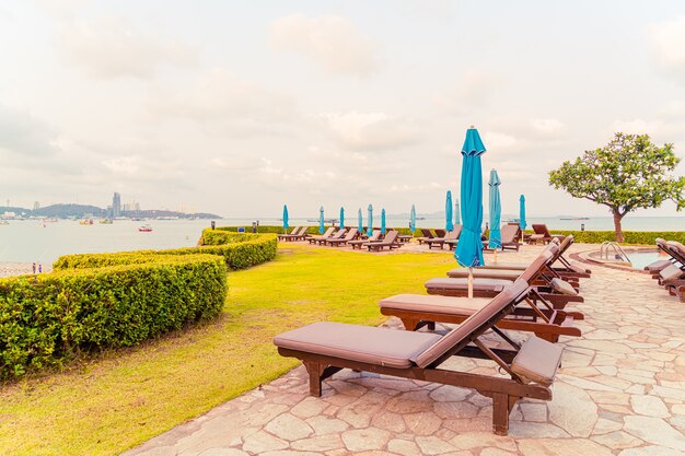 Chaises longues avec vue sur la mer