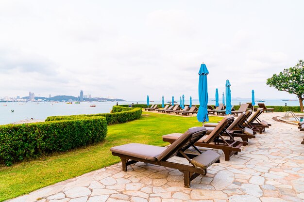 Chaises longues avec vue sur la mer