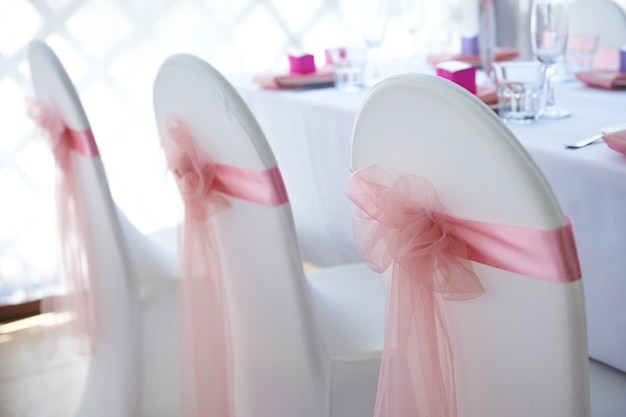 Chaises De Mariage Blanches Pour La Cérémonie