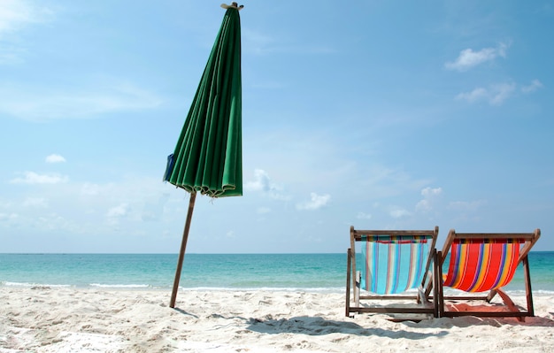 chaises et parasol sur la plage