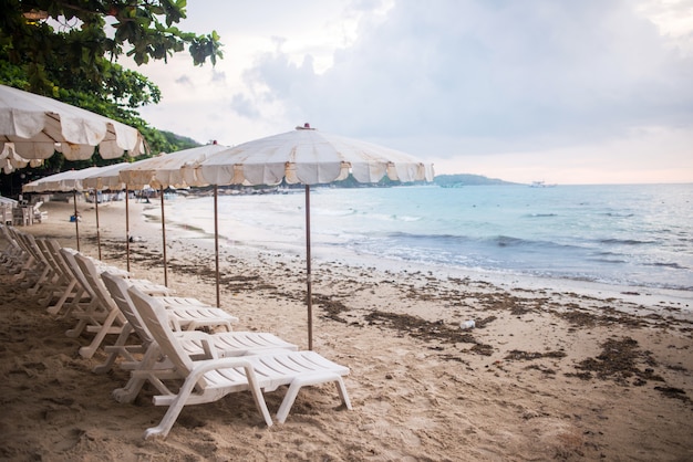 Chaises et parasols sur la plage de l&#39;île de Samet, Koh Samet, Thaïlande.