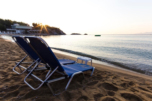 Chaises de plage au lever du soleil