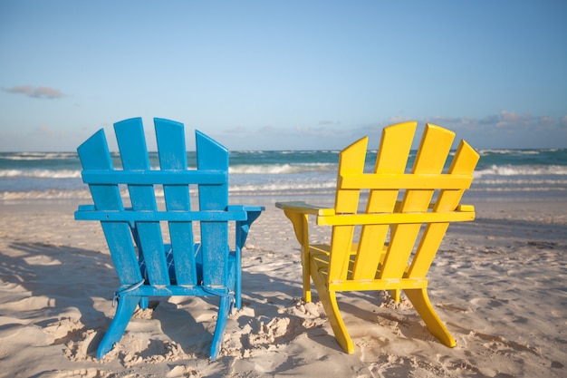 Photo chaises de plage en bois pour vacances et escapades estivales à tulum au mexique