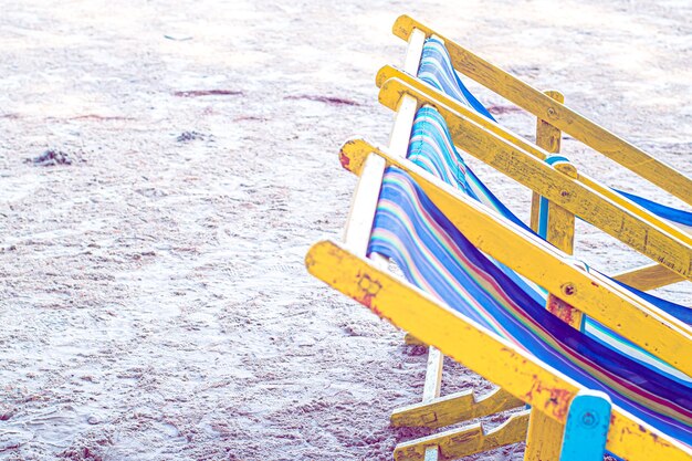 Chaises de plage colorées sur la côte