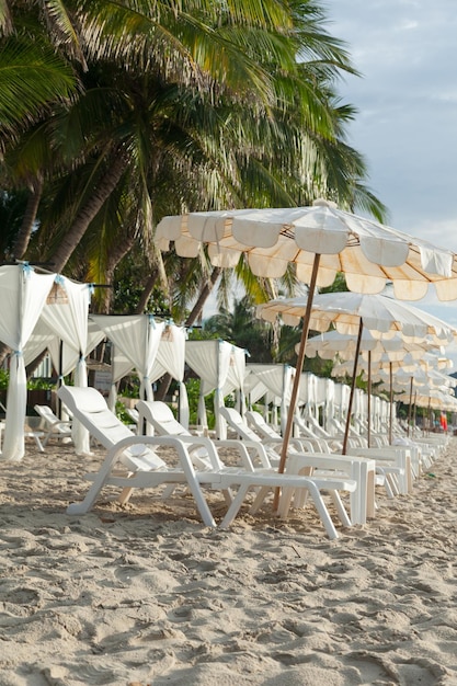 Photo des chaises sur la plage contre le ciel