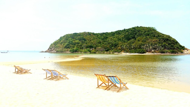 Photo des chaises sur la plage contre le ciel