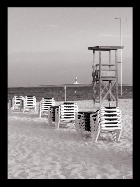 Photo des chaises sur la plage contre le ciel