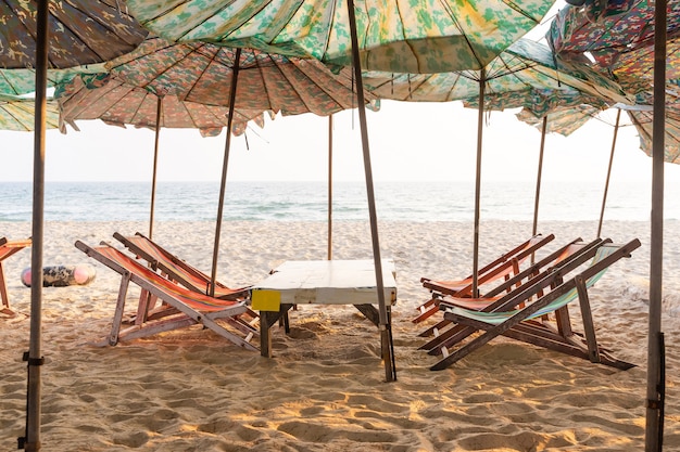 Chaises de plage dans la zone de vacances. Transats de plage sur la mer de la côte déserte.