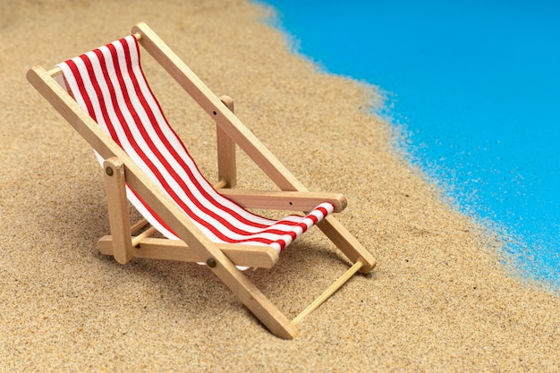 Chaises de plage sur fond bleu