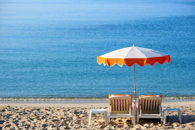 Chaises de plage méditerranéennes et parasol