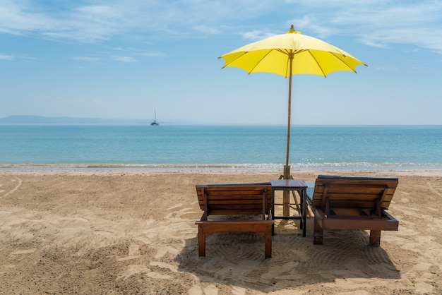 Chaises de plage et parasol sur une île d&#39;été à Phuket, en Thaïlande.