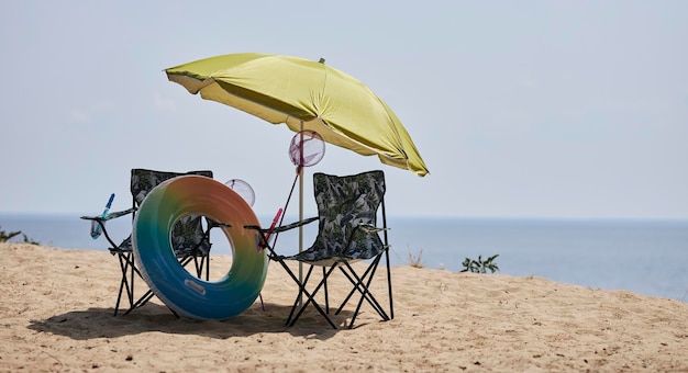 chaises de plage avec parasol sur la plage