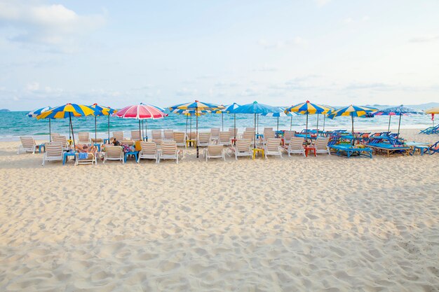 Chaises de plage et parasols sur un bel endroit côté mer