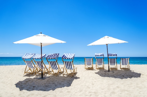 Photo chaises de plage près de l'océan