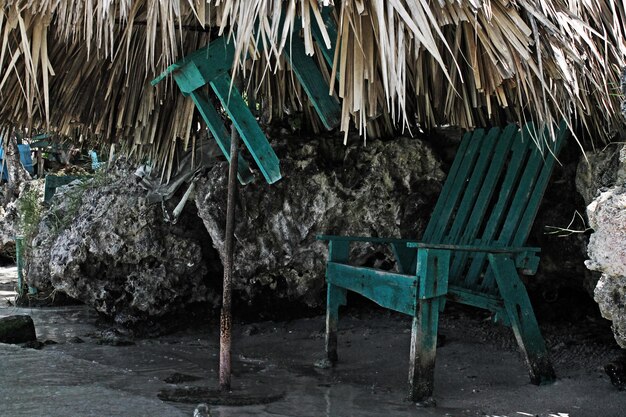 Photo des chaises sur la plage.