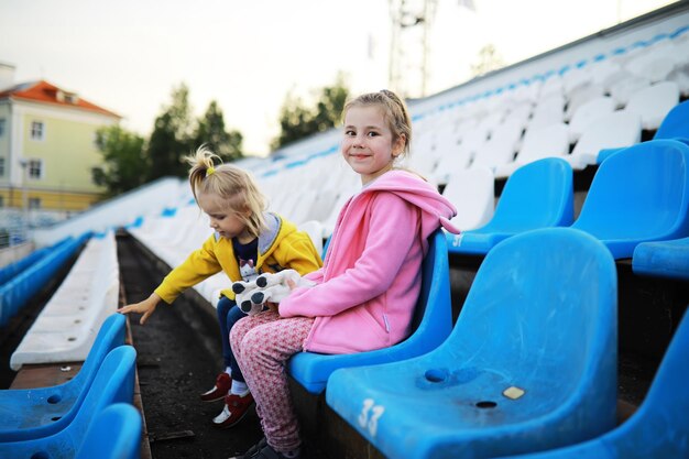 Chaises en plastique dans les gradins d'un stade de sport Encouragez les gradins du stade