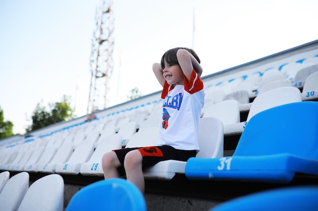 Chaises en plastique dans les gradins d'un stade de sport Encouragez les gradins du stade