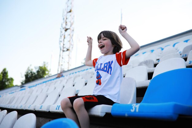 Chaises en plastique dans les gradins d'un stade de sport Encouragez les gradins du stade