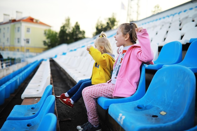 Chaises en plastique dans les gradins d'un stade de sport Encouragez les gradins du stade