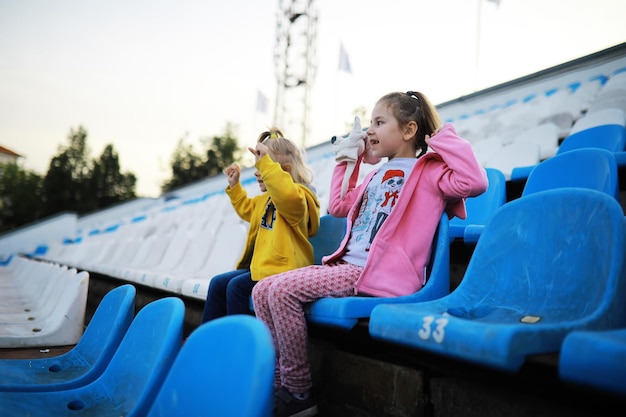 Chaises en plastique dans les gradins d'un stade de sport Encouragez les gradins du stade