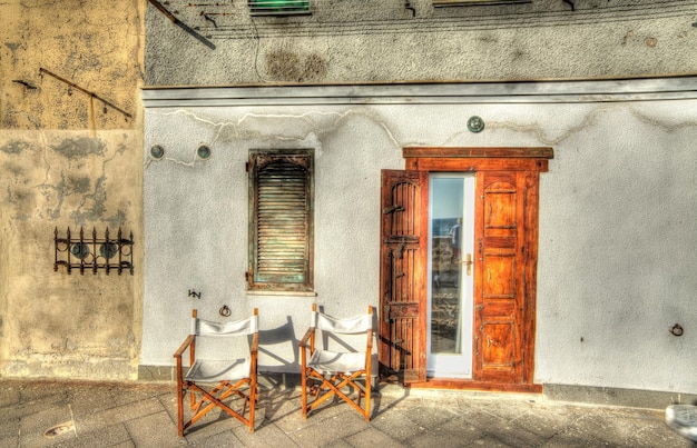 Chaises et porte en bois à Alghero Sardaigne