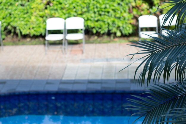 Des chaises près de la piscine