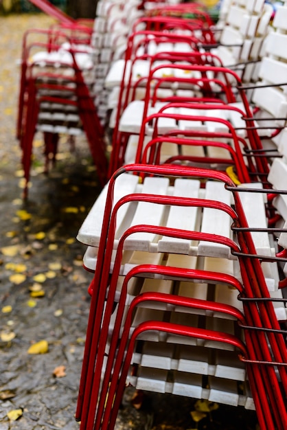 Photo chaises rouges d'affilée