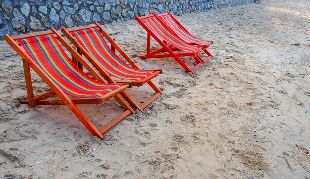 Photo des chaises rouges sur le sable de la plage