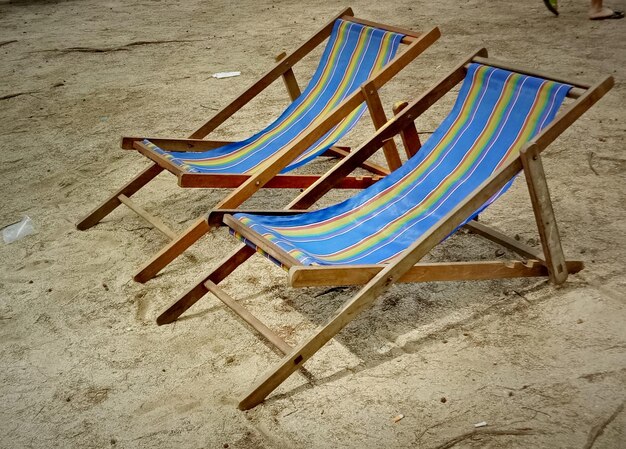 Des chaises sur le sable de la plage