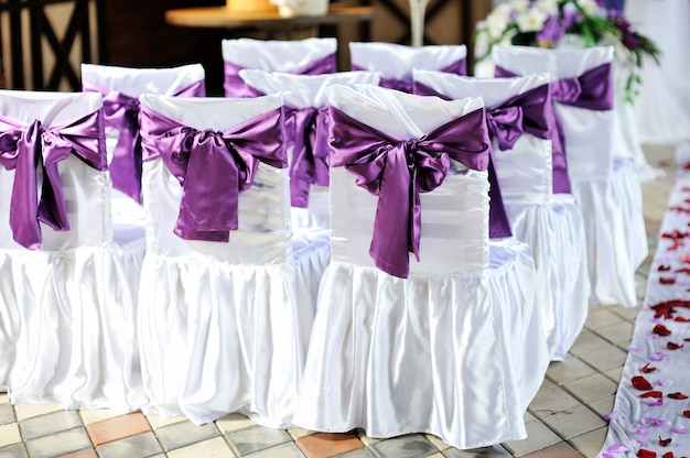 Les chaises sont décorées d'arcs violets
