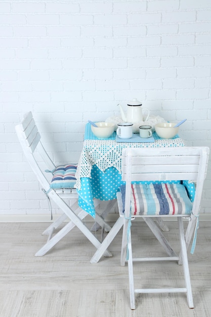 Chaises et table en bois dans une cuisine confortable