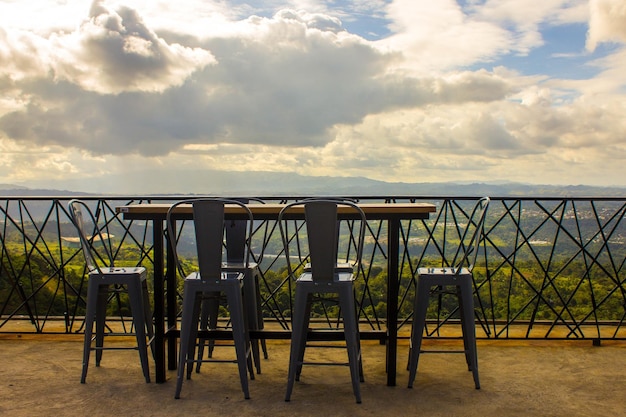 Photo des chaises et une table contre le ciel