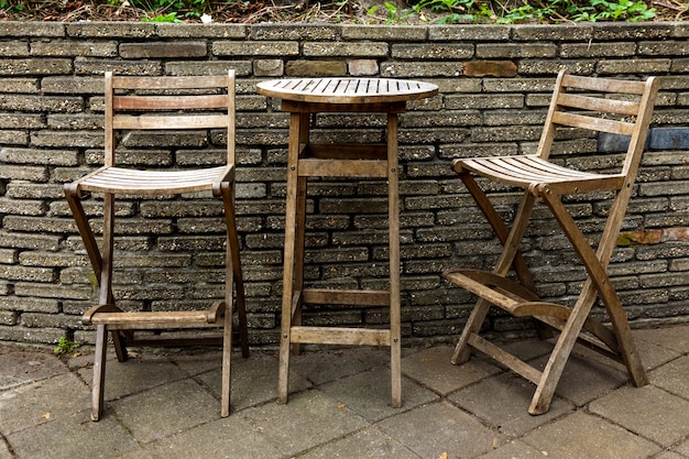 Chaises et table de jardin en bois