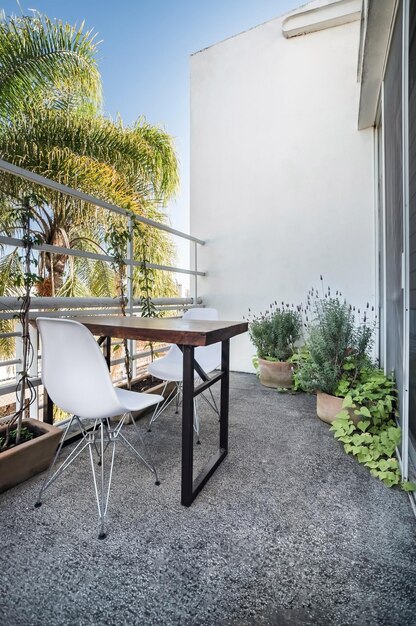 Chaises et table de jardin dans une cour intérieure luxuriante et privée relaxante et sereine en été