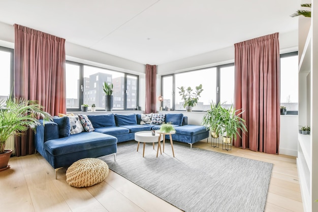 Des chaises et une table à la maison