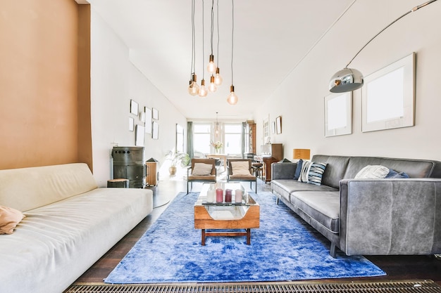 Des chaises et une table à la maison