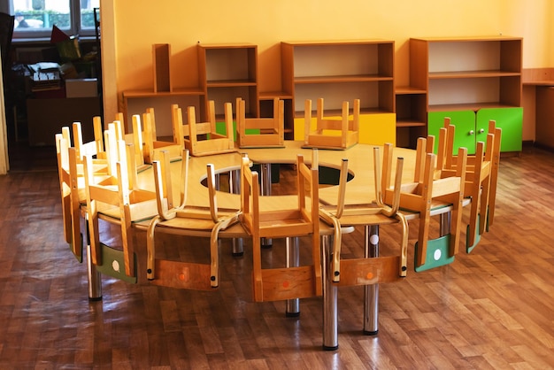 Chaises et table ronde dans la salle de maternelle