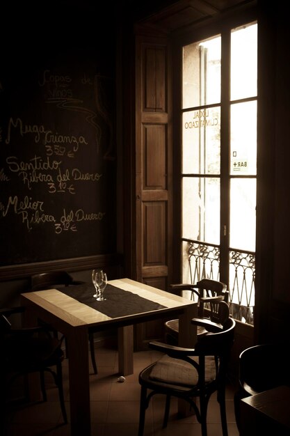 Des chaises et une table vides au restaurant.