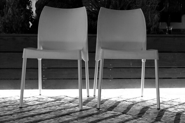 Photo des chaises et une table vides contre un sol en carreaux