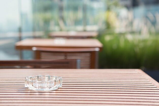 Photo des chaises et une table vides contre un verre d'eau.