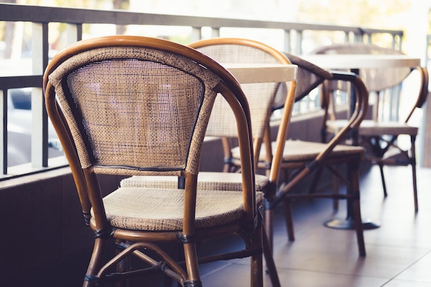Des chaises et une table vides dans le café.