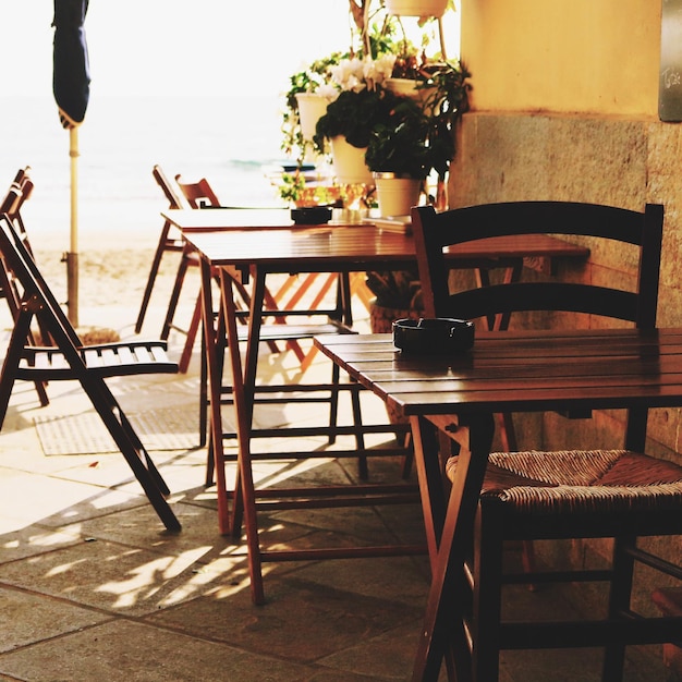 Photo des chaises et une table vides dans le café.