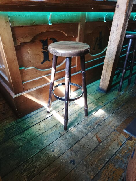 Des chaises et une table vides dans le café.