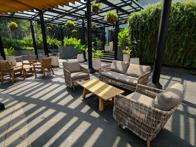 Photo des chaises et une table vides dans la cour.