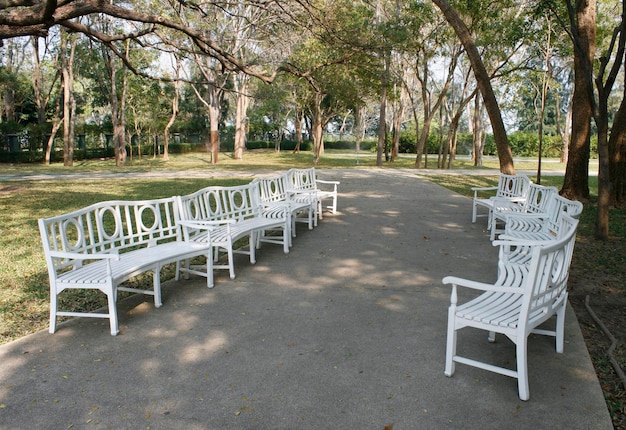 Des chaises et une table vides dans le parc.