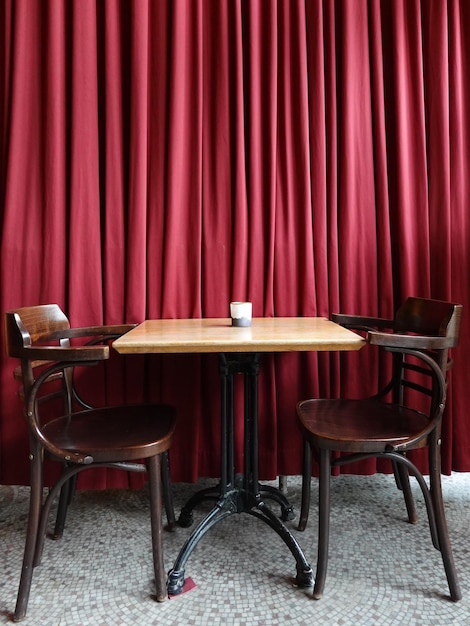 Des chaises et une table vides dans la pièce.