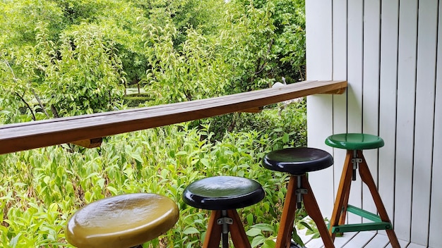 Des chaises et une table vides près des arbres sur le terrain.