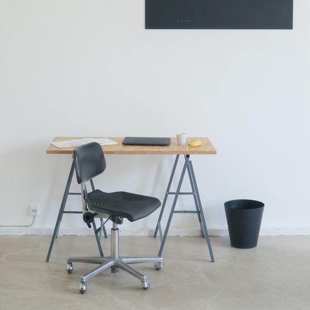 Chaises et table vides